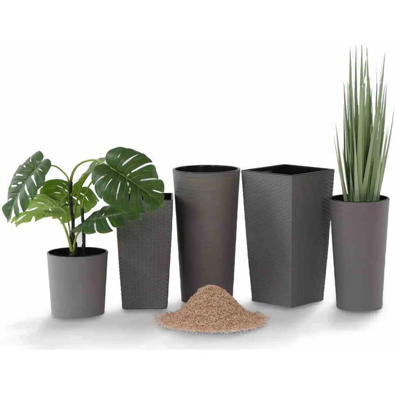 Verschiedene graue Pflanzgefäße der Serie Eco Lens von Siena Garden mit Pflanzen und Erde.