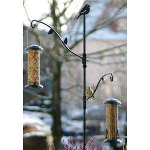 Dobar Balkon-Meisenknödelhalter mit zwei Futterspendern und einer Meise.