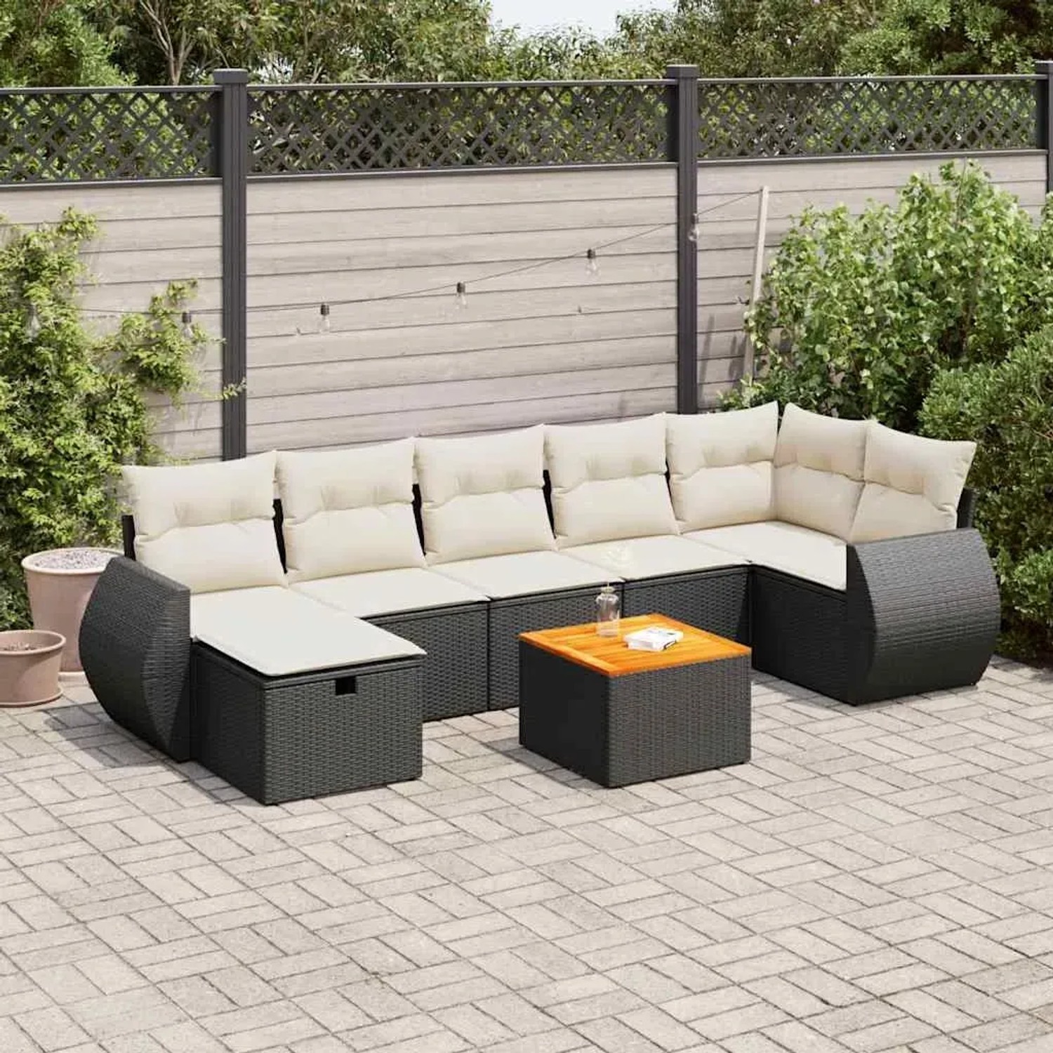 Schwarze 8-tlg. vidaXL Garten-Sofagarnitur aus Poly Rattan mit cremeweißen Kissen und Tisch.