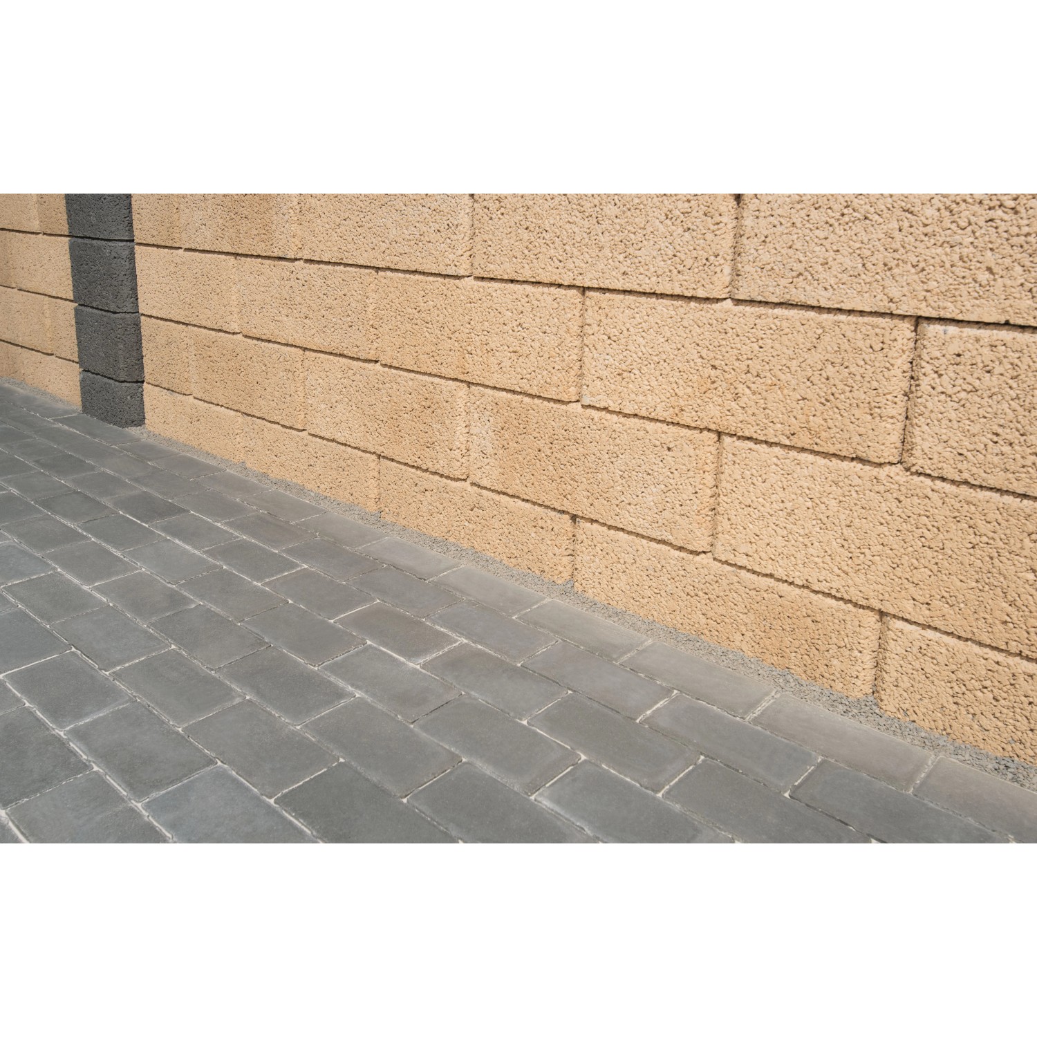 Mauer aus Planomur Normalsteinen in mediterraner Optik, Teil einer Grundstückseinfassung.