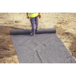 Aquagart Teichvlies 500g, 12m²: Schutzvlies für Teichfolie wird ausgerollt.