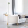 Grüne LED-Akku-Stehleuchte Euria, 125 cm, im Wohnzimmer. Dekorative Außenleuchte mit warmweißem Licht.