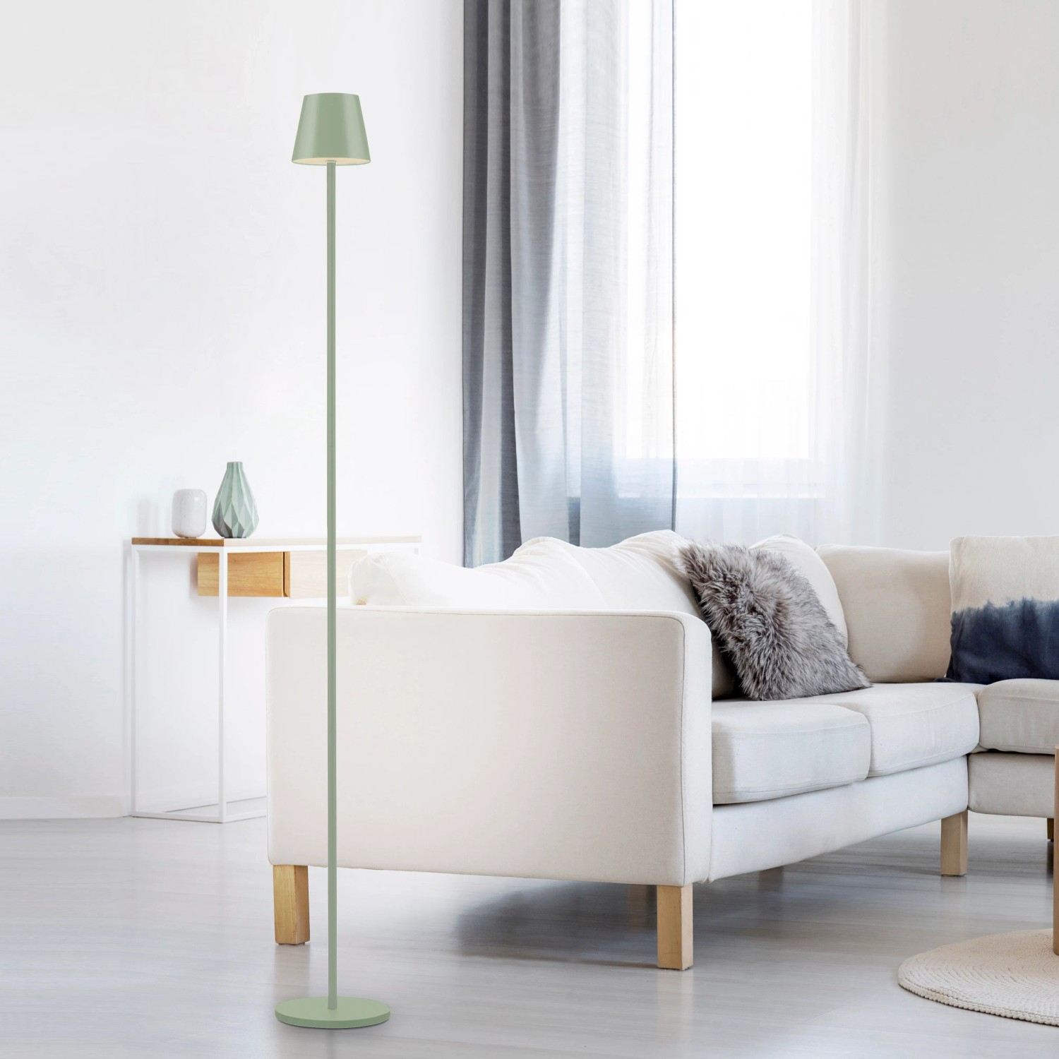 Grüne LED-Akku-Stehleuchte Euria, 125 cm, im Wohnzimmer. Dekorative Außenleuchte mit warmweißem Licht.