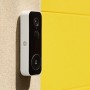 Yale Smart-Camera Türklingel mit Akku und WLAN in Weiß/Schwarz an Wand montiert.