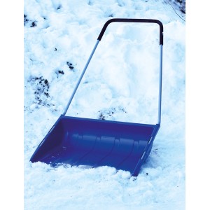 Blaue Sonneck Schneewanne aus Kunststoff (77x58cm) mit Stahlkante und Thermogriff im Schnee.