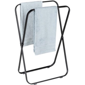 Schwarzer Wenko Handtuchständer Tegoleto mit zwei hellblauen Handtüchern. Klappbarer Handtuchhalter.