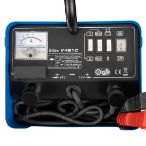 Güde Batterielader V 421 C für 12V/24V Batterien mit Ampereanzeige und Schaltern.