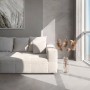 Verlegtes, graues Feinsteinzeug Class Tile Burlington 60x120 cm im Wohnraum.