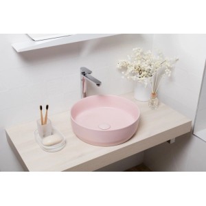 Runde rosa matte Waschschale auf Holzplatte im modernen Bad. Inklusive Ablaufgarnitur. Ideal für Aufsatzmontage.