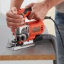 Black+Decker Stichsäge BES610K in Aktion beim Sägen von Holz.