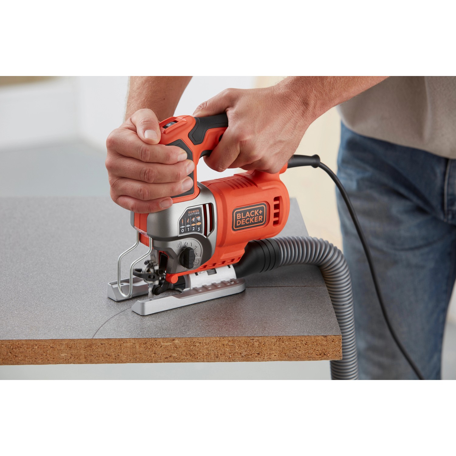 Black+Decker Stichsäge BES610K in Aktion beim Sägen von Holz.