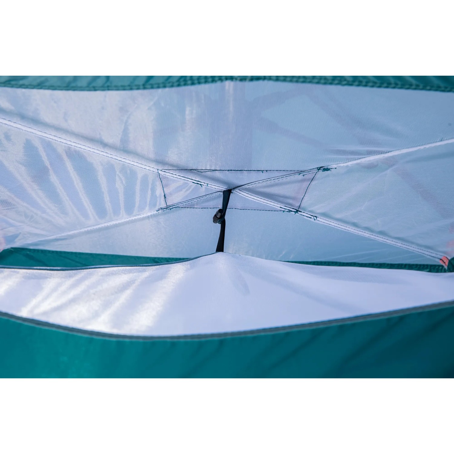 Innenansicht Bestway Zelt für 4 Personen mit Quick Setup System, grüne Außenwand, weißes Innenzelt.