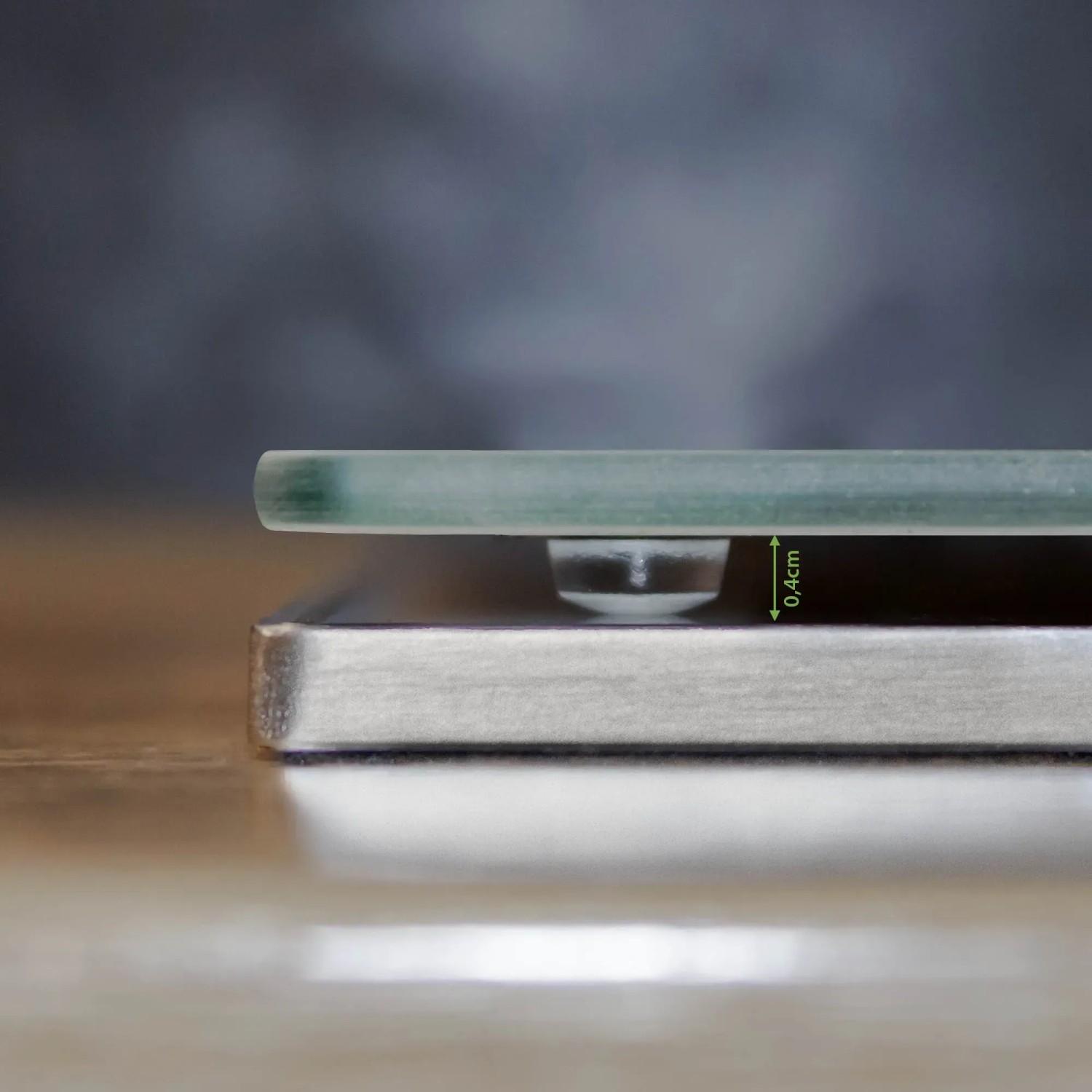 Detailaufnahme: Glas-Herdabdeckplatte mit Gumminoppen für sicheren Stand. Abstand 0,4cm.