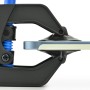 iFixit Anti-Clamp Öffnungswerkzeug in Blau-Schwarz beim Öffnen eines Smartphones.