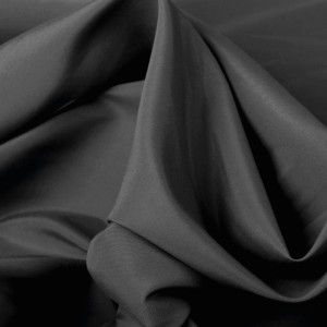 Detailaufnahme: Schwarzer Flächenvorhang Ellen, 3er-Pack. Blickdichter Fenstervorhang aus Polyester.