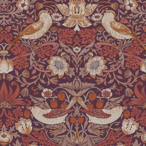 William Morris Vliestapete Strawberry Thief, lila mit Vogel- und Erdbeermuster.