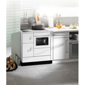 Weißer Haas+Sohn Küchenofen (7,5 kW) mit Kochplatte und Backofen in Küchenumgebung.