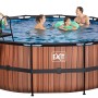 EXIT Wood Pool, braun, ø 488x122 cm mit Sandfilterpumpe und Poolleiter. Menschen im Pool.