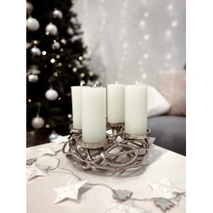 Kobolo Adventskranz Kerzenhalter aus Metall mit vier weißen Kerzen vor Weihnachtsbaum.