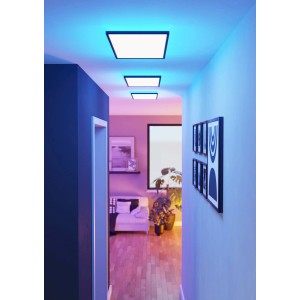 Drei schwarze Eglo Connect LED Deckenleuchten Rovito-Z im Flur mit farbiger Beleuchtung.
