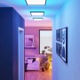 Drei schwarze Eglo Connect LED Deckenleuchten Rovito-Z im Flur mit farbiger Beleuchtung.