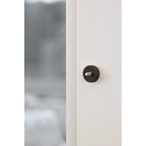 Fix-o-moll Topfmagnet mit Gewindebolzen, gummiert, an einer weißen Oberfläche befestigt.