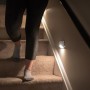 Mr.Beams Batterieleuchte MB710 als Nachtlicht an Treppe, batteriebetrieben mit Bewegungssensor.
