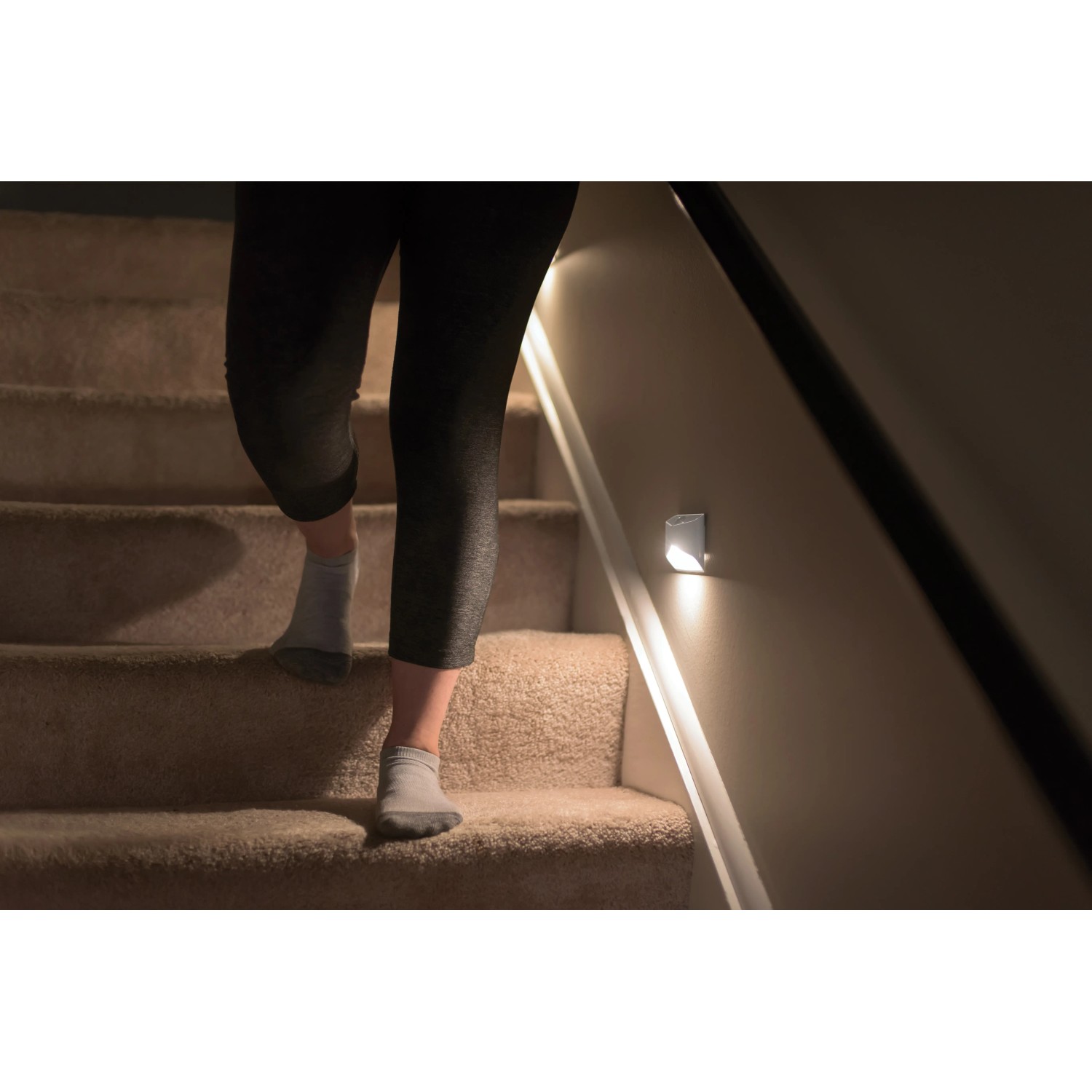 Mr.Beams Batterieleuchte MB710 als Nachtlicht an Treppe, batteriebetrieben mit Bewegungssensor.