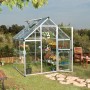 Palram Canopia Gewächshaus Silber 3,4 m² mit Fundamentrahmen im Garten.
