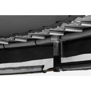 Detailaufnahme: Federn und Rahmen des schwarzen Salta Comfort Edition Bodentrampolins.