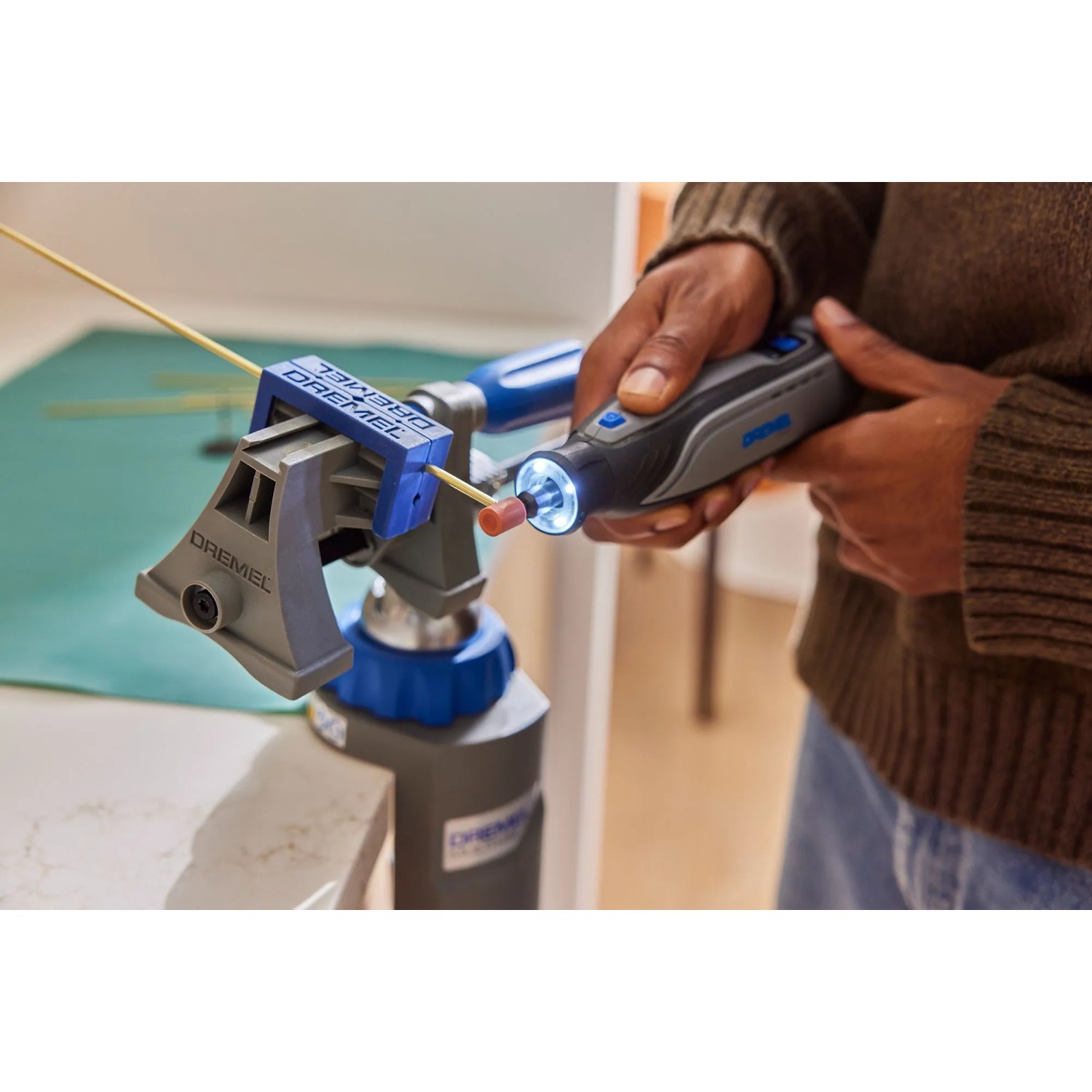 Dremel 8150-20 Akku-Multifunktionswerkzeug mit Zubehör im Einsatz mit Schraubstock.