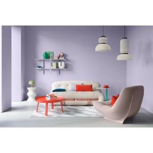 Modernes Wohnzimmer mit Wänden in Alpina Pantone Lavender Blue Wandfarbe. Die lila-graue Innenfarbe schafft eine elegante Atmosphäre.