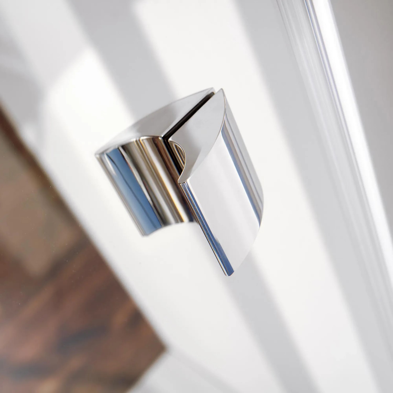 Detailaufnahme: Breuer Espira Drehtür, Anschlag links, Chrom-Scharnier, Mastercarré Glas.