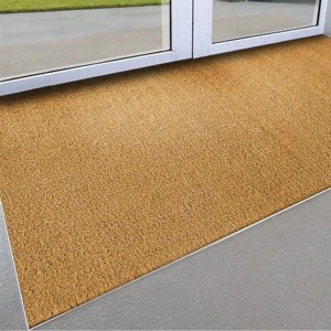 Naturfarbene KARAT Kokosmatte als Fußabtreter vor einer Tür, Zuschnitt 100x300 cm.