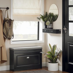 Schwarzer SoBuy Wandschrank FRG43-SCH mit 2 Schubladen als Hängeregal im Flur.