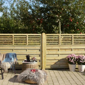 Druckimprägnierter, hellbrauner Vorgartenzaun Newline aus Nadelholz, 180x110cm, mit Lattenstruktur und Spalier.