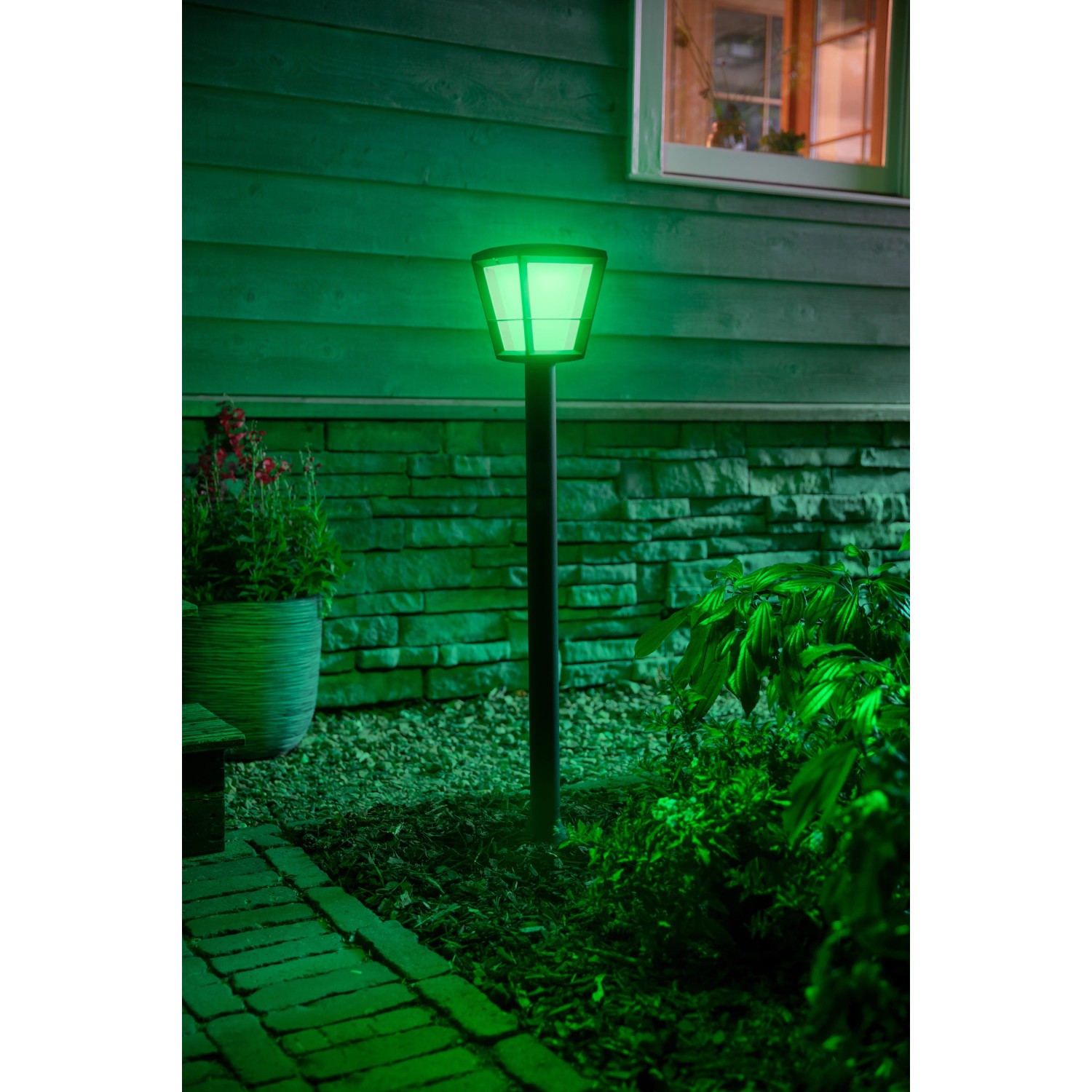 Philips Hue Econic LED Wegeleuchte, Gartenbeleuchtung mit grüner Lichtfarbe.