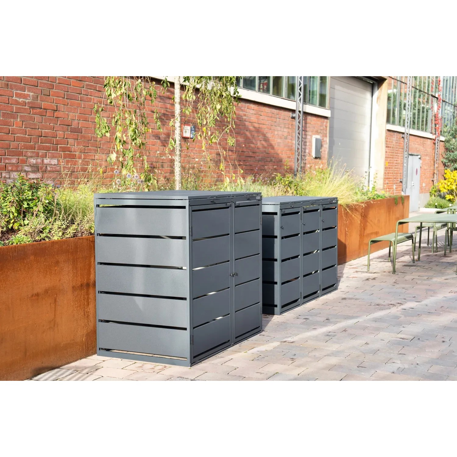MBOX24 Classic Mülltonnenbox für 3x 120L Tonnen aus anthrazitfarbenem, verzinktem Stahl mit Lamellenoptik.