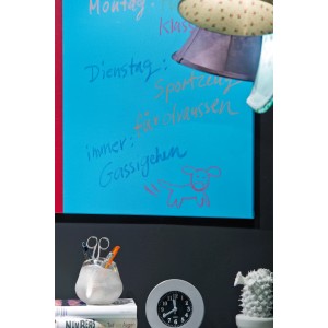 Beschreibbare, hellblaue Wandtafel mit pinkfarbenem Rand, bemalt mit Kreide, Marabu Tafelfarbe.