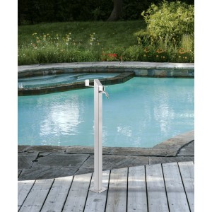 GardWell Wasserzapfstelle Comfort Line aus Edelstahl neben Pool. Schlauchhalter inklusive.