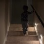 Mr.Beams MB710 Nachtlicht mit Sensor beleuchtet Treppe, Kind steigt hoch.