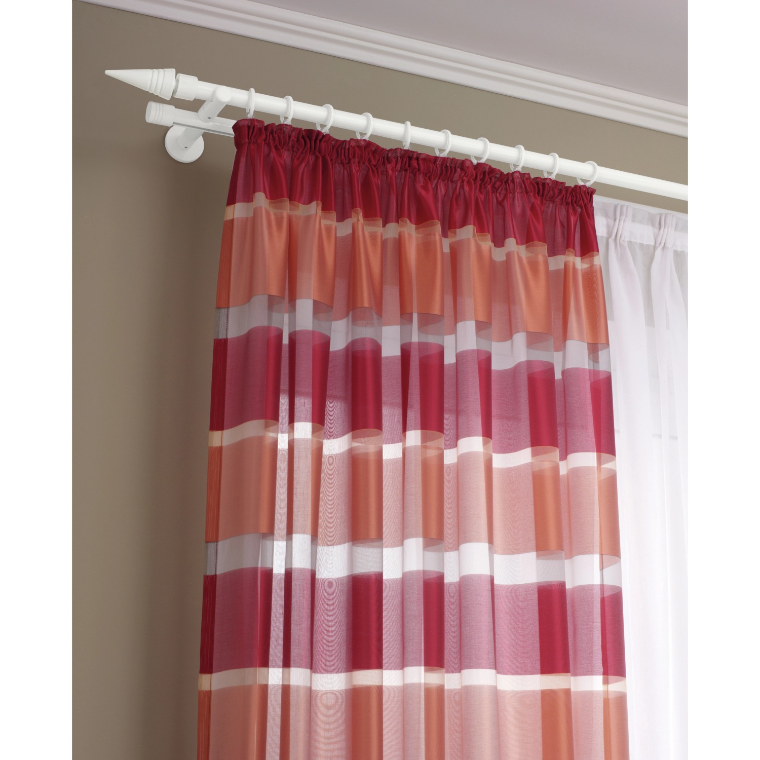 Gardinia Gardinenringe Chicago, 10er-Pack, weiß, an Gardinenstange mit Vorhang.