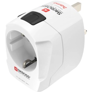 Weißer Hama Weltreiseadapter mit 2 USB-Anschlüssen, 3-polig, für Steckdosenleisten.