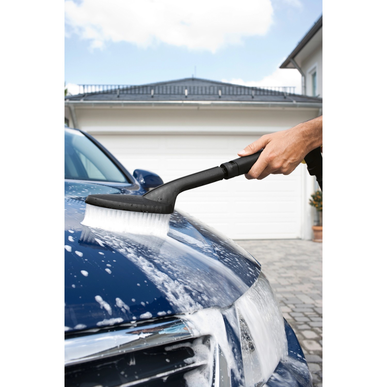 Kärcher Hochdruckreiniger: Auto reinigen mit Waschbürste und Schaum.