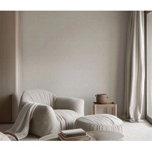 Beige Vliestapete Forest Dreams Lush Silence von Erismann im Wohnraum mit Sessel und Dekoration.
