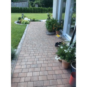 Verlegtes Diephaus Pflaster Plateo Muschelbeige Mehrformat, 6 cm Stärke im Garten.