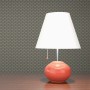Tadessi Art Deco Vliestapete in Grau mit geometrischem Muster an einer Wand, daneben eine rote Lampe auf Holztisch.