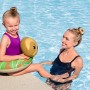 Mädchen mit Bestway Schwimmring (Faultier) im Pool, Mutter im Wasser. Offener Schwimmring für Kinder ab 2 Jahren.