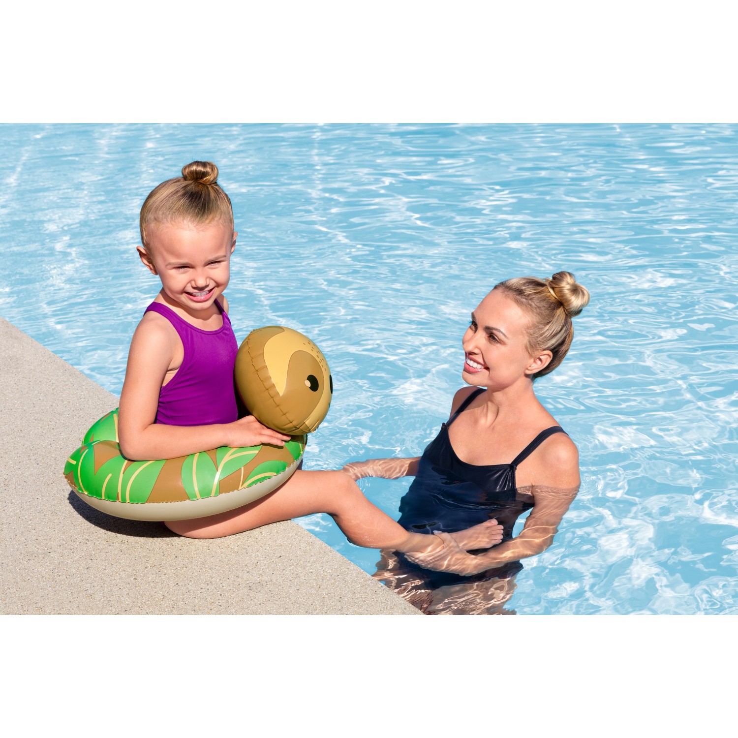 Mädchen mit Bestway Schwimmring (Faultier) im Pool, Mutter im Wasser. Offener Schwimmring für Kinder ab 2 Jahren.