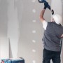 Bosch Expert M480 Netzschleifblatt mit Exzenterschleifer im Einsatz an einer Decke.